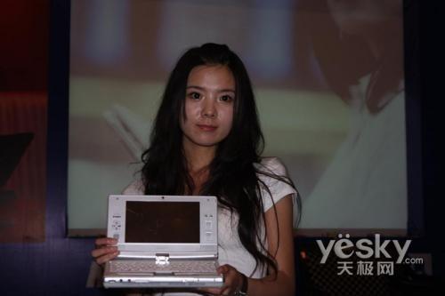 就是看美女模特穿着暴露发布会再起艳照门