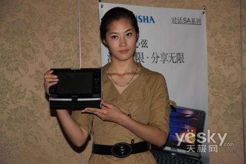 就是看美女模特穿着暴露发布会再起艳照门