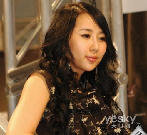 就是看美女模特穿着暴露发布会再起艳照门