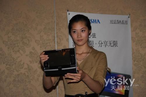 就是看美女模特穿着暴露发布会再起艳照门