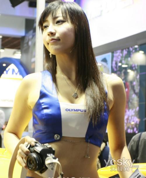 就是看美女模特穿着暴露发布会再起艳照门