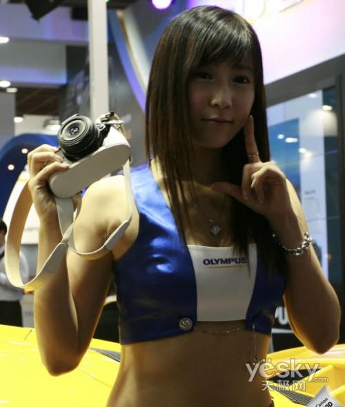 就是看美女模特穿着暴露发布会再起艳照门