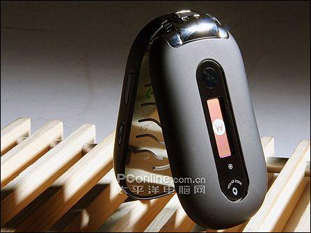 鹅卵石外型摩托小巧翻盖机U6卖750元
