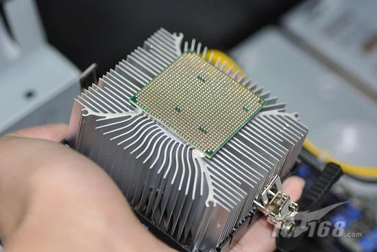 慎防CPU连针拔起 拆卸AMD散热器小技巧