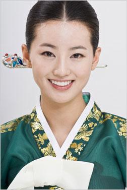 韩国双面夏娃 艺琳低调来深代言手机_手机