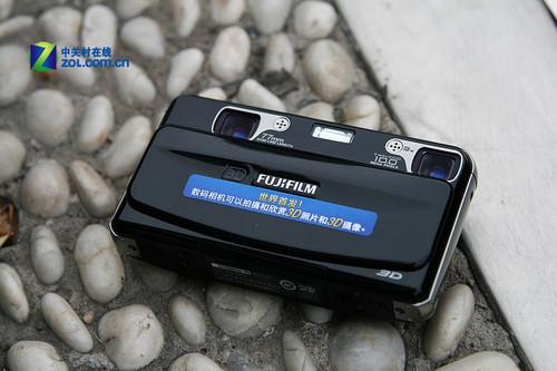 全球首款3D数码相机富士W1仅售3299元