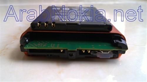 特殊电池拆卸法 诺基亚N8红色版真机图_手机