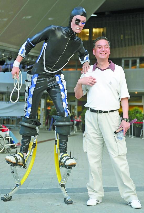 德国馆工作人员装扮成未来机器人_科学探索