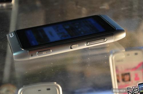 iPhone 4劲敌 诺基亚N8银色版真机图赏_手机_