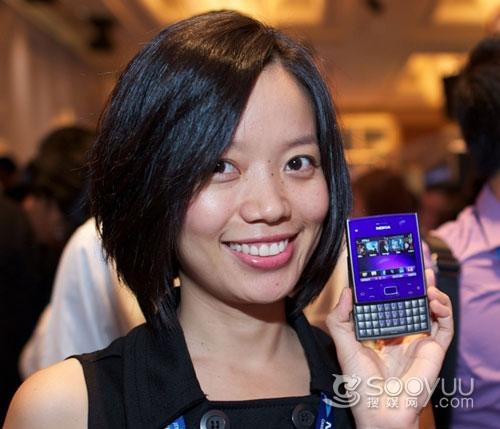 怪异方块滑盖诺基亚X5-01真机外观评测