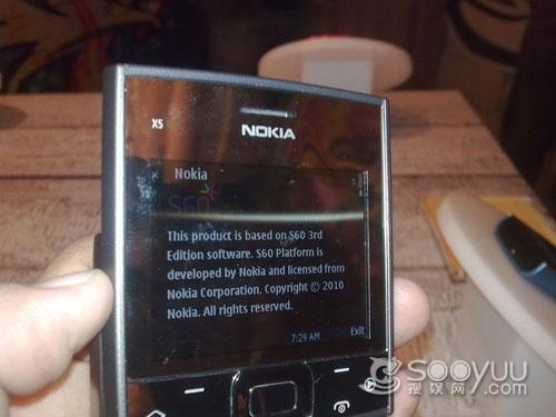 怪异方块滑盖诺基亚X5-01真机外观评测