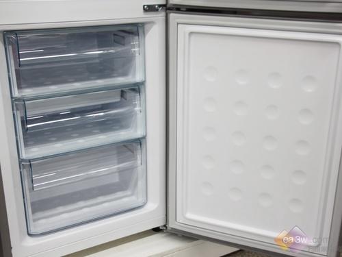 锁住水份保持新鲜 三星两门冰箱3290元