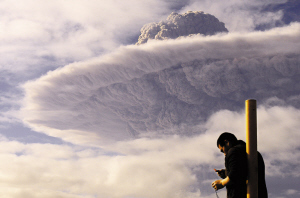 智利火山喷发加剧火山灰酷似UFO