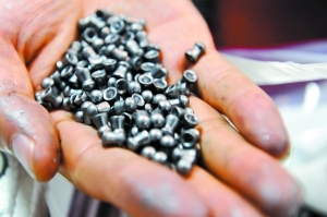 大学生与女友网上卖枪(组图)_互联网