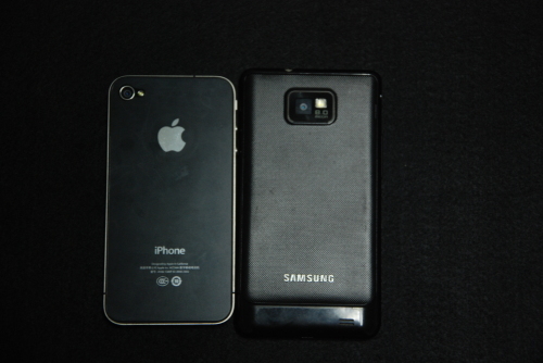 单双核巅峰对决三星i9100对比iPhone4