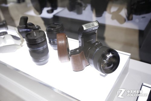 2000万高像素单电 三星NX200携附件参展