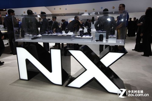 2000万高像素单电 三星NX200携附件参展
