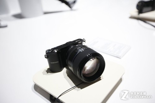 2000万高像素单电 三星NX200携附件参展