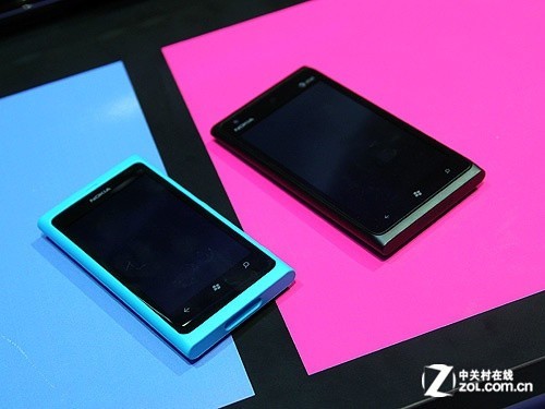 WP7高端旗舰 诺基亚Lumia 900对比图赏