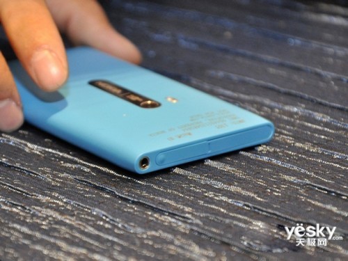 时尚设计不跟随 诺基亚N9行货报价仅3280元_