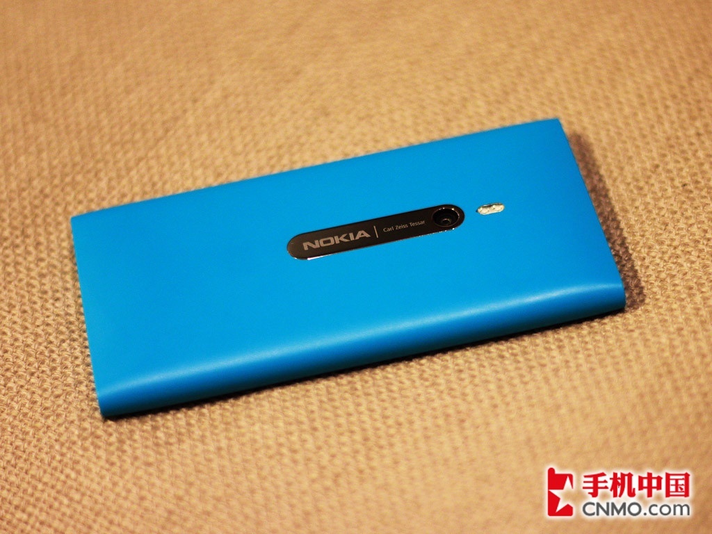 WP7系统蓝色骚机 诺基亚Lumia 800图集_手机_科技时代_新浪网