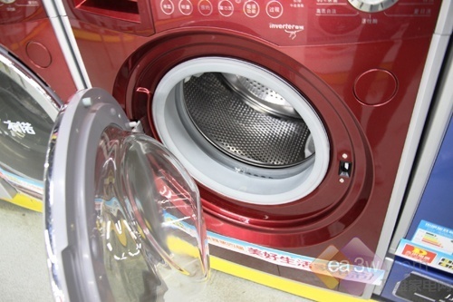 科技为先 小天鹅滚筒洗衣机卖场热销