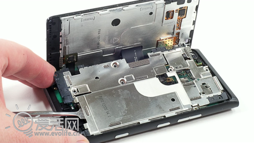 金玉是否其中 细看AT&T版Lumia 900硬件拆解