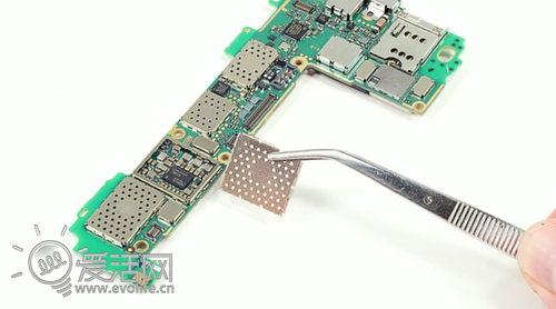 金玉是否其中 细看AT&T版Lumia 900硬件拆解