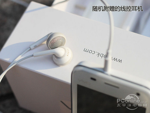 vivo s7的包装盒以及配件都是以白色为主,包含有数据线,充电器,耳机和