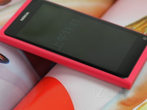 诺基亚 N9 粉色 侧面图 