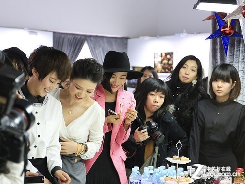 单反女生白色派对 佳能EOS圣诞明星之约_数码