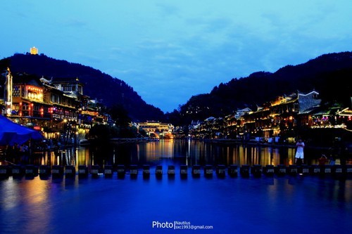 灯火辉煌水天一色的凤凰古城夜景 图赏_数码