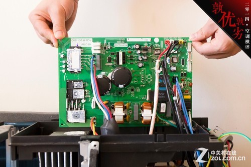 八大空调拆解:大金格力均无电路防水保护盒(3