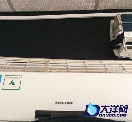 拆开的空调外壳 被放置在一旁