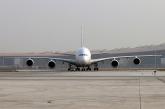 A380在北京机场缓慢滑行