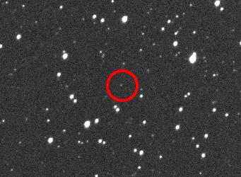 一颗小行星以两倍同步卫星轨道高度飞过地球