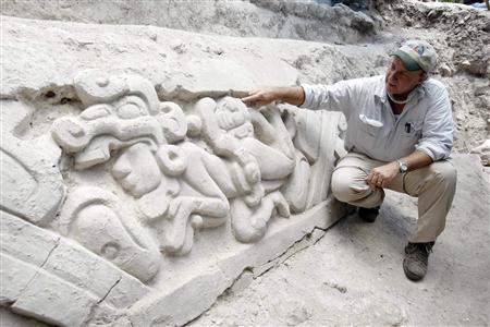 科技时代_美洲发现刻巨蟒石板描述玛雅核心神话(图)
