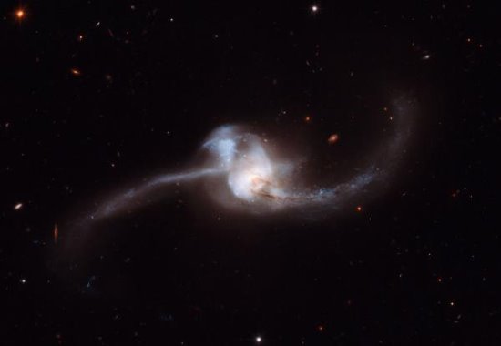 科技时代_哈勃拍到2.5亿光年外两个星系相撞(图)