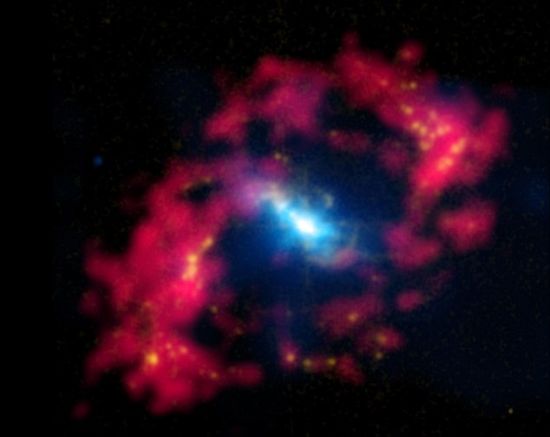 这个宇宙“邪恶之眼”事实上是一个距离我们4300万光年之外的旋涡星系NGC 4131，其中央存在一个活跃的黑洞，周遭被氢气物质包围，发出剧烈的X射线辐射