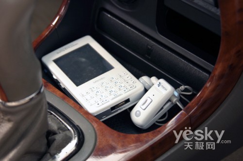 白色ClipV热销配搭白色手机郎才女貌