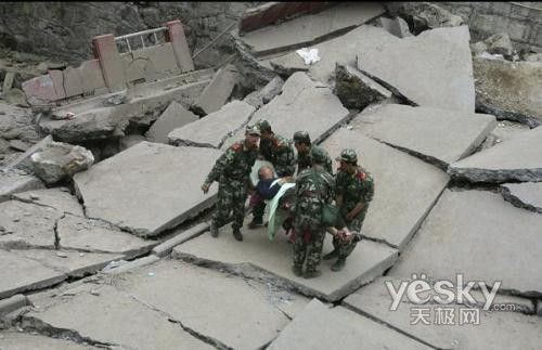 5.12四川汶川大地震---心手相连的人们_数码