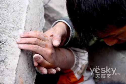 5.12四川汶川大地震---心手相连的人们