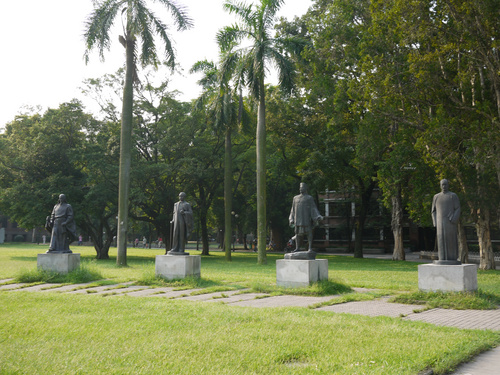 永芳堂前是十八铜像先贤广场