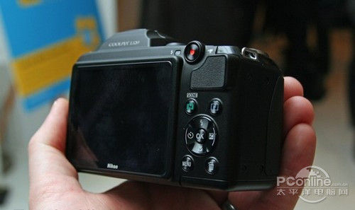 外观方面:尼康 coolpix l120外观优雅,精致,镜头周围和机身边缘的高