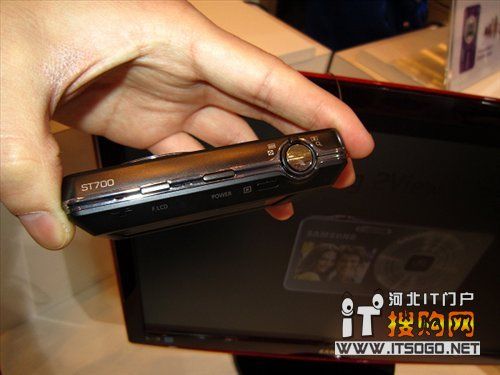 妹子就是爱自拍 三星ST700售价1450元_数码