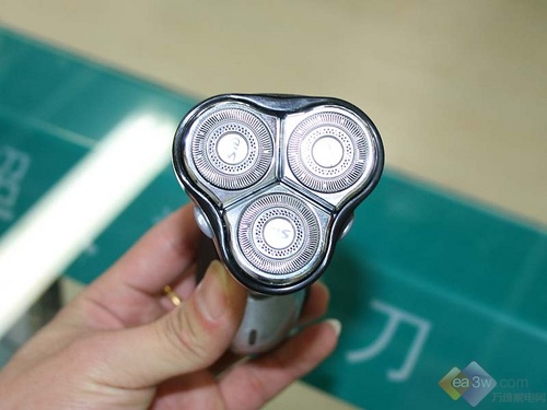三刀头仅售219元超人剃须刀SA866