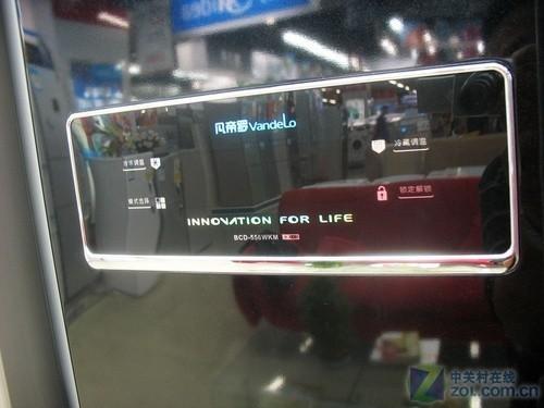 独特红黑外观美的556L冰箱现7999元