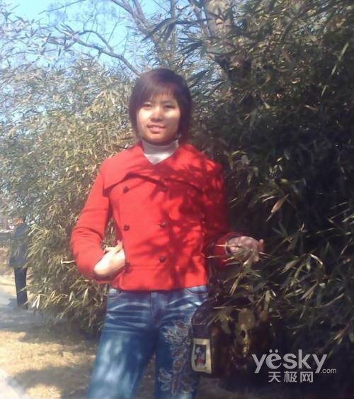 ��УŮ����Χ��ɫ��������ͷ����ʹ��
