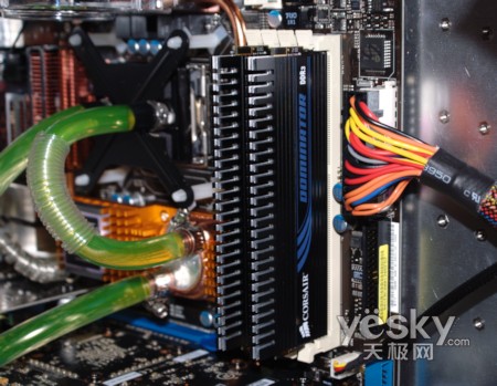 ������չʾ4GBDDR3-2000�ڴ���װ