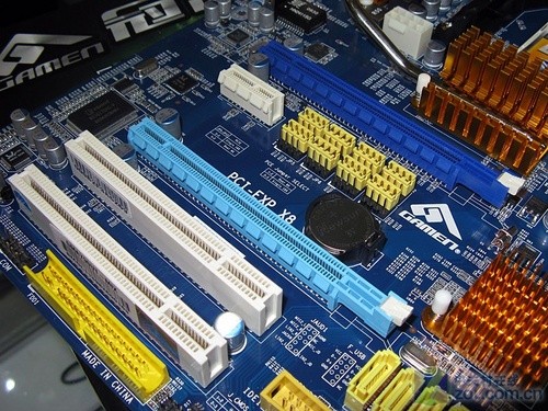 DDR2/3ͨ�Թ���ȫ��̬790GX����599Ԫ